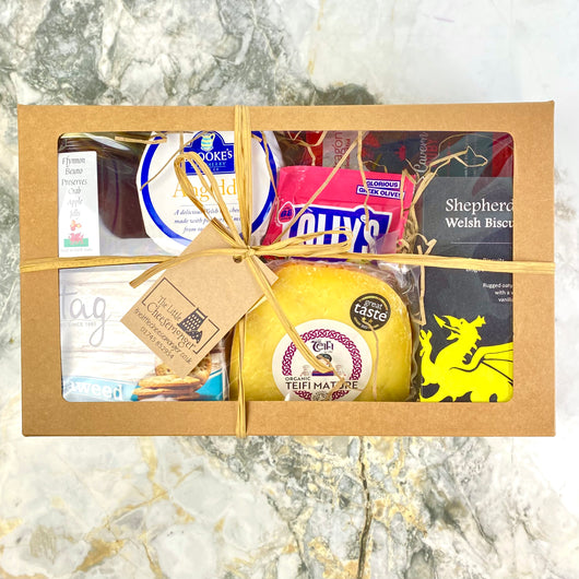 Cheese Gift Box Premium 3 Cheese Gift Set: Crackers, Chutney, Olives & Biscuits